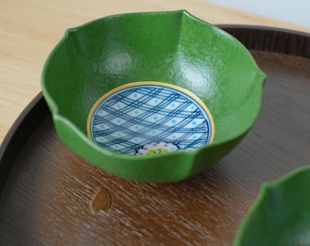Japanische Aritayaki Porzellan Tiefgrüne Blumenschale | Handgefertigte Geschwungene Reis Schüssel Chawan/ Soba Choko mit Kikyo Flower Center & Vergoldeter Textur