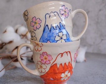 Zestaw ręcznie malowanych ceramicznych kubków Sakura Fuji | Zestaw 2 kubków do herbaty/kawy z motywem japońskich kwiatów wiśni i góry Fuji, prezent dla niego i dla niej