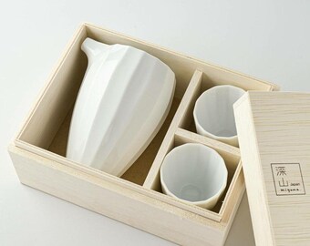 源右衛門窯有田焼酒器セット – 手描き青牡丹文様、徳利2個、ぐい呑み3