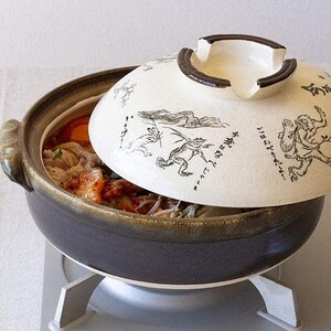 Puede incluir: Un juego de tres tazas de cer&aacute;mica con un acabado mate moteado. Las tazas son en tonos crema, gris claro y gris oscuro. Cada taza tiene un dise&ntilde;o simple y minimalista.