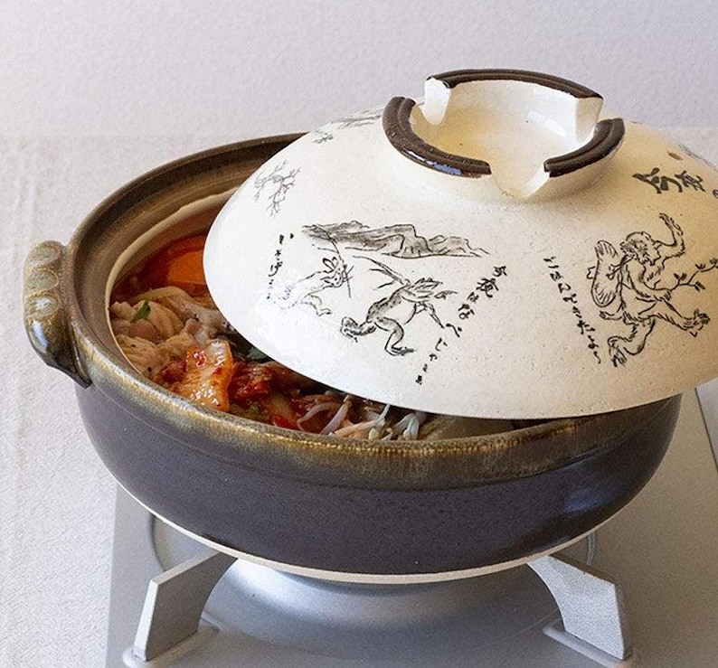 Puede incluir: Un juego de tres tazas de cer&aacute;mica con un acabado mate moteado. Las tazas son en tonos crema, gris claro y gris oscuro. Cada taza tiene un dise&ntilde;o simple y minimalista.