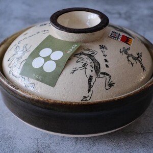 Puede incluir: Un juego de tres tazas de cer&aacute;mica con un acabado mate moteado. Cada taza presenta un color diferente: azul claro, crema y gris. Las tazas tienen un dise&ntilde;o simple y moderno con una forma redondeada y un asa c&oacute;moda.