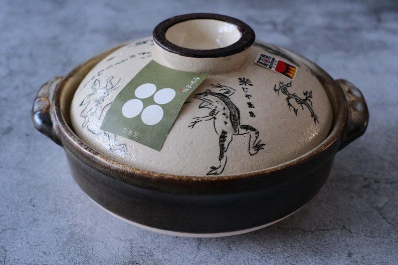 Puede incluir: Un juego de tres tazas de cer&aacute;mica con un acabado mate moteado. Cada taza presenta un color diferente: azul claro, crema y gris. Las tazas tienen un dise&ntilde;o simple y moderno con una forma redondeada y un asa c&oacute;moda.