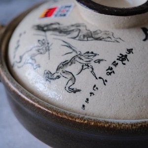 Puede incluir: Una taza de cer&aacute;mica blanca con un asa negra y el texto "But First, Coffee" en negro, con una fuente de estilo manuscrito. La taza est&aacute; sobre una superficie blanca.