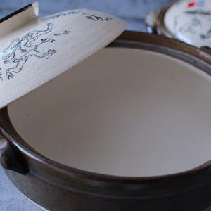 Puede incluir: Un letrero de madera r&uacute;stico con el texto "Welcome to our home" en un estilo manuscrito. El letrero rectangular tiene un acabado envejecido y un dise&ntilde;o sencillo y acogedor.