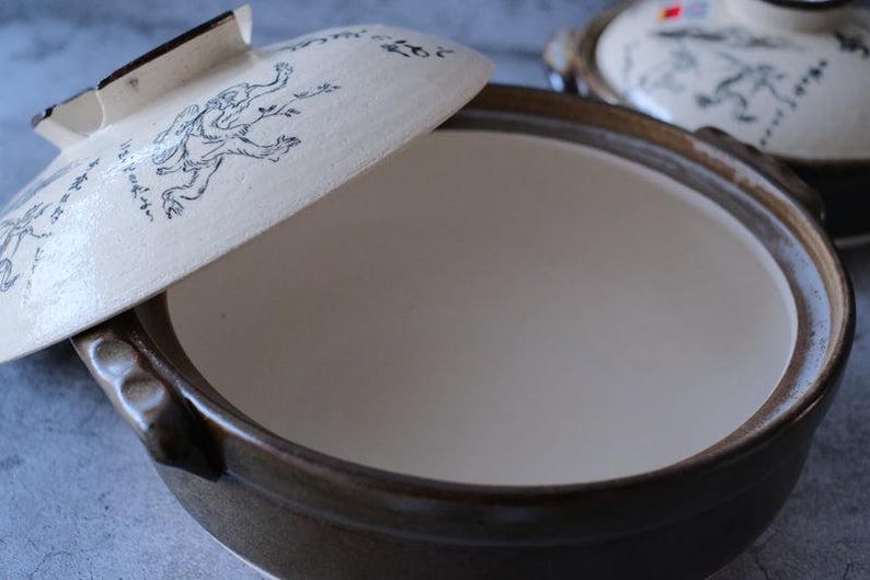 Puede incluir: Un letrero de madera r&uacute;stico con el texto "Welcome to our home" en un estilo manuscrito. El letrero rectangular tiene un acabado envejecido y un dise&ntilde;o sencillo y acogedor.