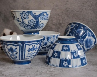 Zestaw prezentowy z 5 japońskimi miskami do ryżu Sometsuke z porcelany Hasami w kolorze indygo | Tradycyjny niebieski motyw kwiatowy i geometryczny kształt Chawan/Mały Donburi