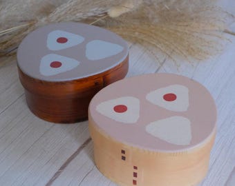 Zestaw prezentowy japońskich pudełek bento Onigiri z naturalnego drewna | Trójkątne drewniane pudełko bento Omusubi – wykonane z pachnącego naturalnego cedru/cyprysu