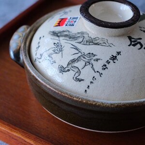 Puede incluir: Un juego de tres tazas de cer&aacute;mica con un acabado mate moteado. Las tazas son en tonos crema, gris claro y gris oscuro. Cada taza tiene un dise&ntilde;o simple y minimalista, perfecto para caf&eacute; o t&eacute;.