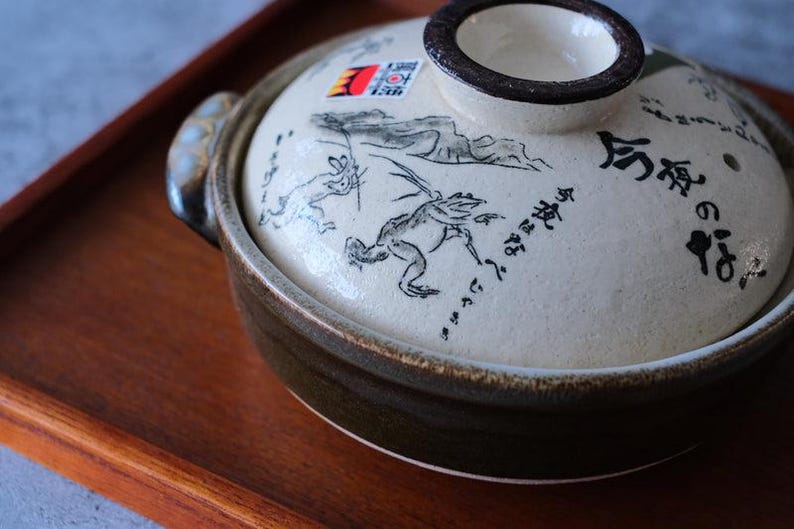 Puede incluir: Un juego de tres tazas de cer&aacute;mica con un acabado mate moteado. Las tazas son en tonos crema, gris claro y gris oscuro. Cada taza tiene un dise&ntilde;o simple y minimalista, perfecto para caf&eacute; o t&eacute;.