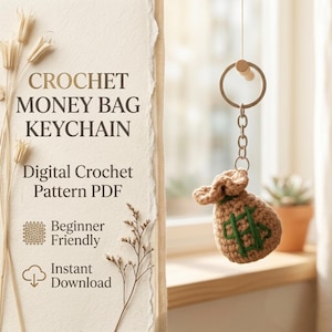 Op de afbeelding: Een gehaakte geldzak-sleutelhanger met een beige garen buidel met een groen dollarteken, bevestigd aan een zilveren metalen ring en ketting. De tekst luidt CROCHET MONEY BAG KEYCHAIN, Digital Crochet Pattern PDF, Beginner Friendly, Instant Download.