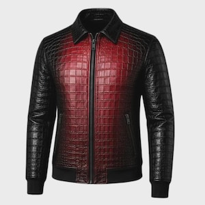 Könnte beinhalten: Eine langärmelige Jacke mit einer strukturierten Krokodilleder-Optik und einem Farbverlauf von tiefem Schwarz an den Ärmeln und am Kragen zu einem leuchtenden Rot in der Mitte. Sie verfügt über einen durchgehenden Frontreißverschluss und zwei Taschen.