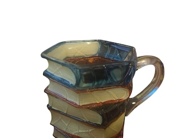 Taza con libros apilados en 3D / Taza de té literaria colorida