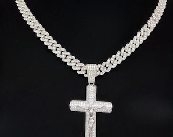 Collar con colgante de cruz de Jesús con incrustaciones de circonitas: circonita artificial, cadena de cobre.