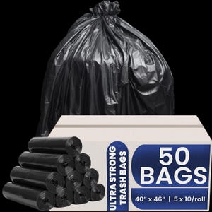 Puede incluir: Una gran bolsa de basura negra, junto con una caja de 50 bolsas de basura ultra resistentes. La caja tiene las dimensiones de 101,6 cm x 116,8 cm y 5 rollos de 10 bolsas cada uno. El texto "ULTRA STRONG TRASH BAGS" y "50 BAGS" son visibles.