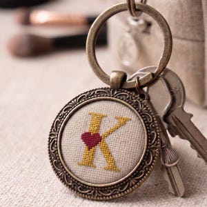 Gepersonaliseerde kruissteek eerste broche voor Moederdag, met de hand geborduurde sieraden cadeau voor moeder, alfabet dijital dowland