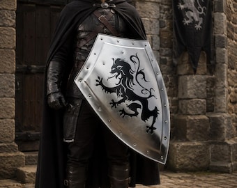 Handgemaakt middeleeuws leeuwenwapen stalen verwarmingsschild voor LARP, cosplay, re-enactment muurdecoratie