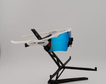 Sportbrille mit weißem Rahmen und blauer Linse