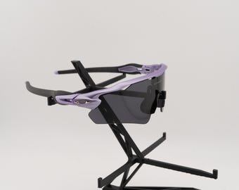 Occhiali sportivi con montatura nera/viola e lenti nere