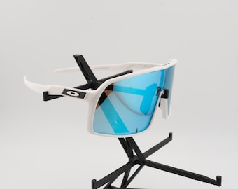 Sportbrille mit weißem Rahmen und blauer Linse