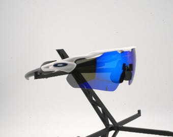 Occhiali sportivi con montatura nera/bianca e lenti blu