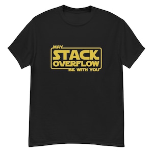 Puede incluir: Camiseta negra con un gráfico dorado que dice "MAY STACK OVERFLOW BE WITH YOU". El diseño es una parodia de un famoso logotipo de película. La camiseta es de manga corta y cuello redondo.