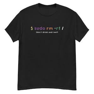 Puede incluir: Camiseta negra con el texto "$ sudo rm -rf / (don't drink and root)" en varios colores. La camiseta es de cuello redondo.
