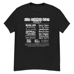 Puede incluir: Camiseta negra con texto blanco que anuncia el "GIT SUMMER FEST" en Palo Alto, CA. El diseño incluye nombres y frases, como "MICHAEL JSON", "IRAN HAVEN" y "Javascripts".