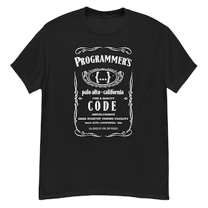 Puede incluir: Camiseta negra con un diseño blanco que dice "PROGRAMMER'S CODE" en un estilo vintage. El diseño incluye texto como "palo alto california" y "0% bugs by line".