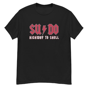 Puede incluir: Camiseta negra con el texto "SU⚡DO HIGHWAY TO SHELL" en letras rojas y blancas. El diseño presenta un rayo. La camiseta es de estilo cuello redondo clásico.