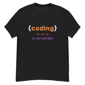 Puede incluir: Camiseta negra con el texto "{coding}" en naranja y blanco, y "is my cardio" en morado. Un gráfico de latido cardíaco rojo y blanco está debajo de la palabra "coding".