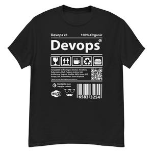 Puede incluir: Camiseta negra con la palabra "DevOps" en blanco, junto con una lista de tecnologías compatibles y un código de barras. La camiseta también presenta iconos y el texto "100% Organic."