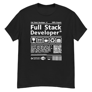 Puede incluir: Camiseta negra con texto blanco "Full Stack Developer" y una lista de tecnologías compatibles. La camiseta también presenta varios iconos y un código QR.