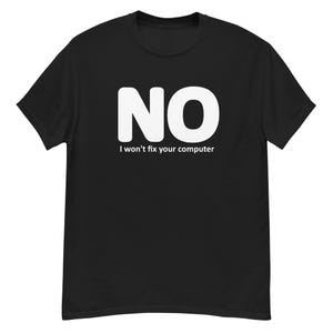 Puede incluir: Juego de tres tazas de cerámica con acabado mate moteado. Las tazas son de color crema, gris claro y gris oscuro. Cada taza tiene un diseño simple y minimalista.