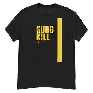 Könnte beinhalten: Schwarzes T-Shirt mit den gelben Worten "SUDO KILL" und einem roten "-9" darunter. Auf der rechten Seite befindet sich ein vertikaler gelber Streifen. Das T-Shirt hat einen Rundhalsausschnitt.