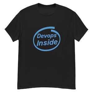 Könnte beinhalten: Schwarzes T-Shirt mit einem blauen ovalen Logo mit der Aufschrift "Devops Inside". Das Logo ist ein stilisiertes Design mit serifenfreier Schrift. Das T-Shirt besteht aus einem weichen Material und hat einen Rundhalsausschnitt.