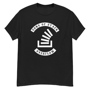 Puede incluir: Camiseta negra con un gráfico blanco. El gráfico presenta el texto "SONS OF STACK" encima de una pila estilizada de bloques, con "OVERFLOW" debajo. El diseño está centrado en el pecho de la camiseta.