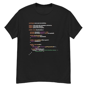 Puede incluir: Camiseta negra con un fragmento de código en naranja, verde y blanco. El código hace referencia a "Gauntlet", "Thanos" y "gems". Esta prenda informal es ideal para entusiastas de la tecnología y fans de cómics.