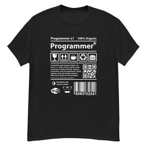 Puede incluir: Camiseta negra con texto y gráficos blancos. El texto dice "Programmer" con un código de barras y otros símbolos. La camiseta también enumera tecnologías compatibles como Python, Java y JavaScript.