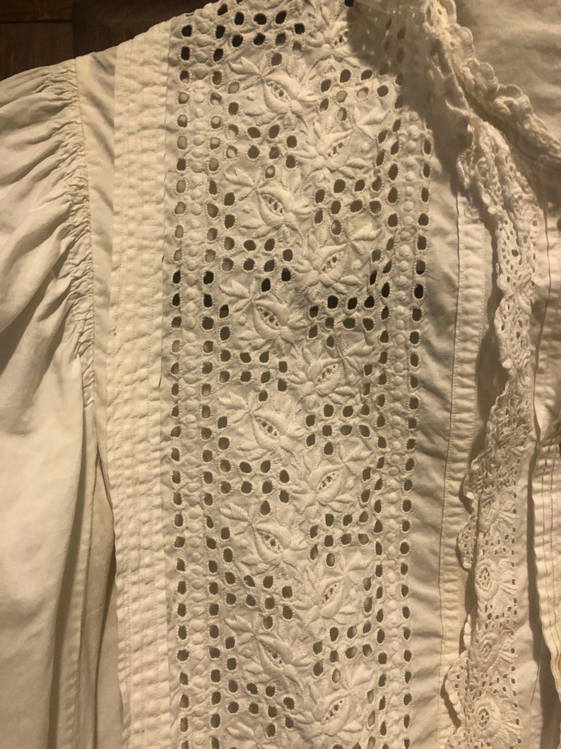 ANTIQUE EDWARDIAN Fitted White Cotton BLOUSE with Lace Insertions and Trim image 3