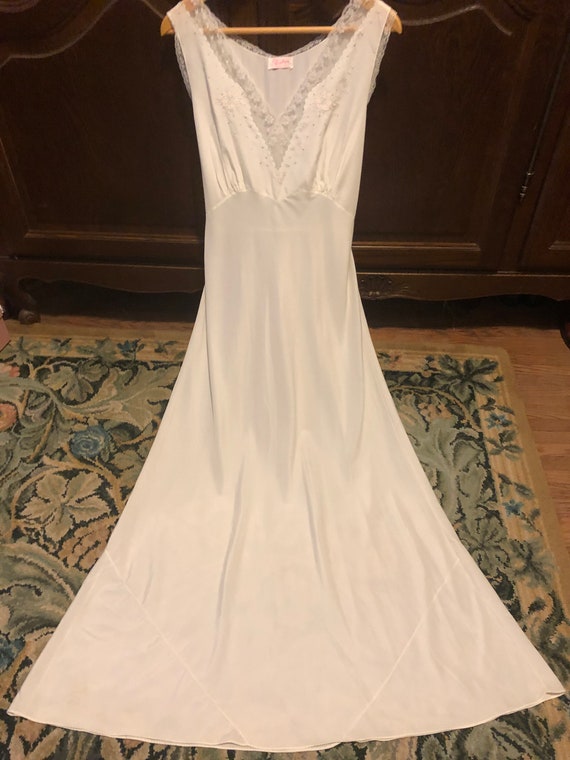 VINTAGE Rayon 1940s EMBROIDERED and Lace Trimmed