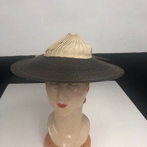 1940s Black and Beige STRAW and FAILLE Pleated crown hat