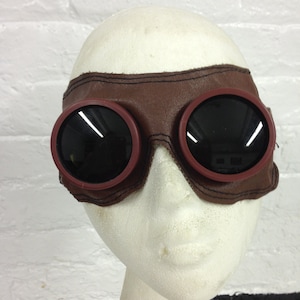 Collectible WW2  MILITARY Collectible Leather and Adjustable Leather Trim  Sun GOGGLES with Green Metal Case