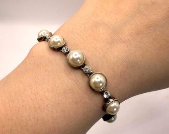 Vintage Silver Tone Faux Pearl Bracelet – Classic Elegant Costume Jewelry