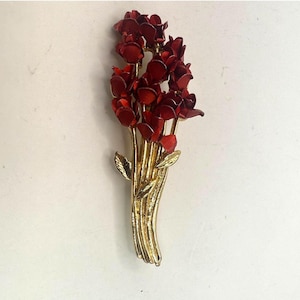 DM 97 Red Flower Bouquet Brooch Gold Tone Floral Cluster Pin