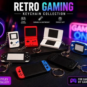 Könnte beinhalten: Eine Sammlung von sieben Miniatur-Handheld-Spielkonsolen-Schlüsselanhängern in verschiedenen Farben und Formen, darunter weiße, rote, blaue und schwarze Modelle. Der Text RETRO GAMING KEYCHAIN COLLECTION steht oben, mit 7 STYLES TO COLLECT! darunter.