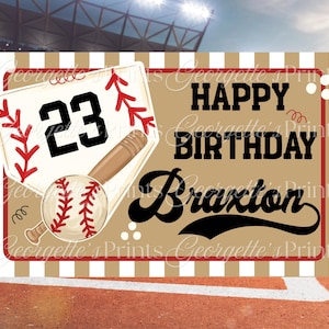 Puede incluir: Tarjeta de cumpleaños con temática de béisbol con fondo beige y borde rojo. La tarjeta presenta una pelota de béisbol, un bate y un plato de home con el número 23. El texto dice "HAPPY BIRTHAY Braxton."