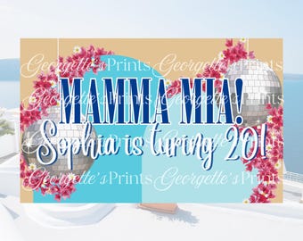 Puede incluir: Impresión digital con las palabras "MAMMA MIA!" en azul marino y "Sophia is turning 20!" en escritura blanca. El diseño incluye bolas de discoteca, flores rosas y un fondo azul claro y beige. "Georgette's Prints" está escrito en las esquinas.