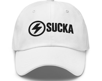 Boné SUCKA Unissex Estilo "Dad Hat" – Boné de beisebol branco com logo minimalista bordado.