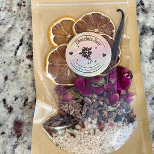 Chocolate Rose - Infusão em fogo baixo - Limão, Cacau, Rosa, Baunilha e Cravo.
